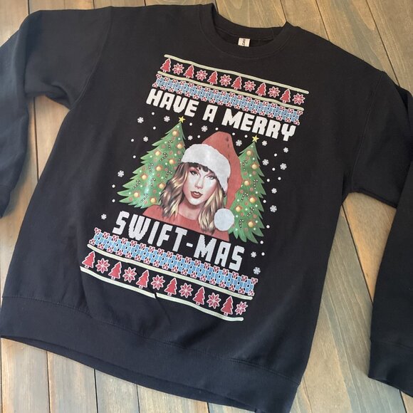 Gildan Blac Merry Swift-Mas Christmas Swiftie Sweatshirt Womens Size M (XM6) - Picture 1 of 5